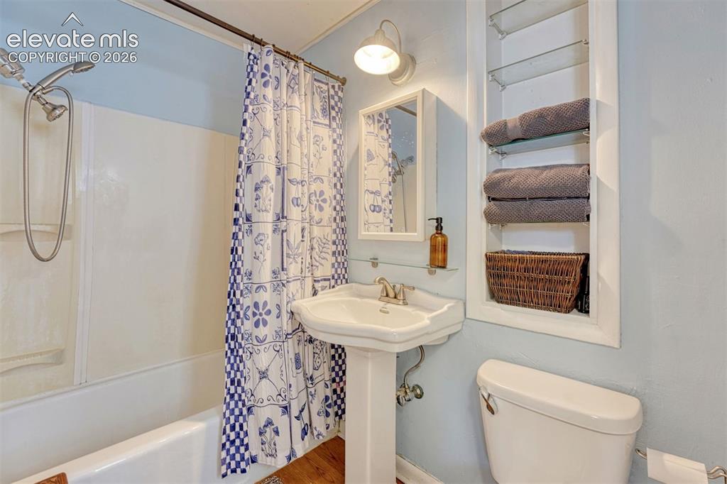 Image 15 of 21: Bathroom