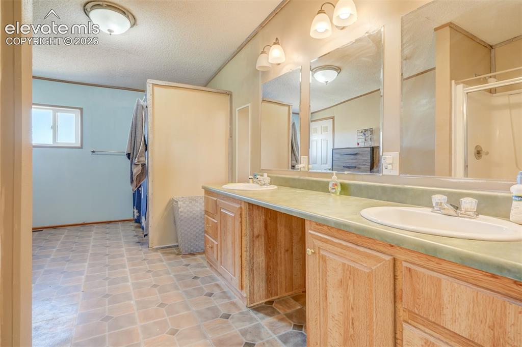 Image 13 of 19: Bathroom