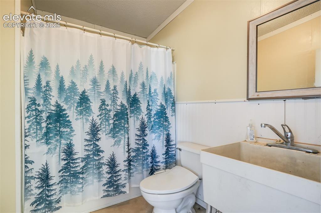 Image 16 of 19: Bathroom
