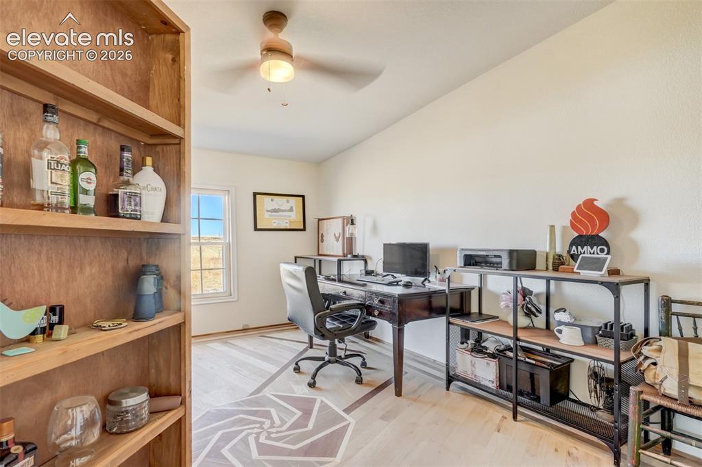 Image 18 of 19: Office