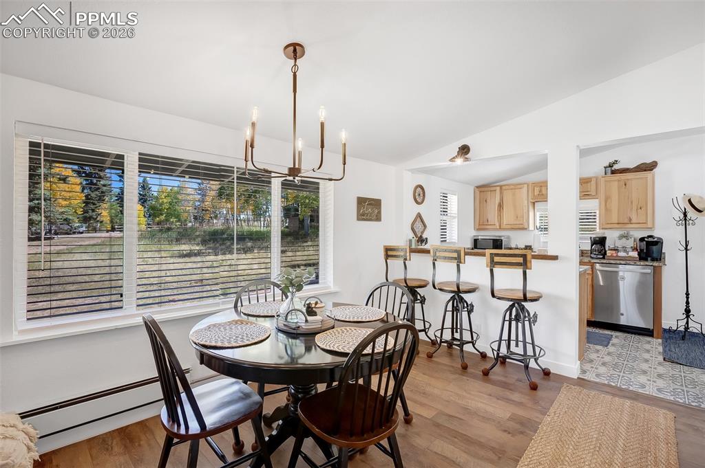 Image 14 of 34: Dining Area