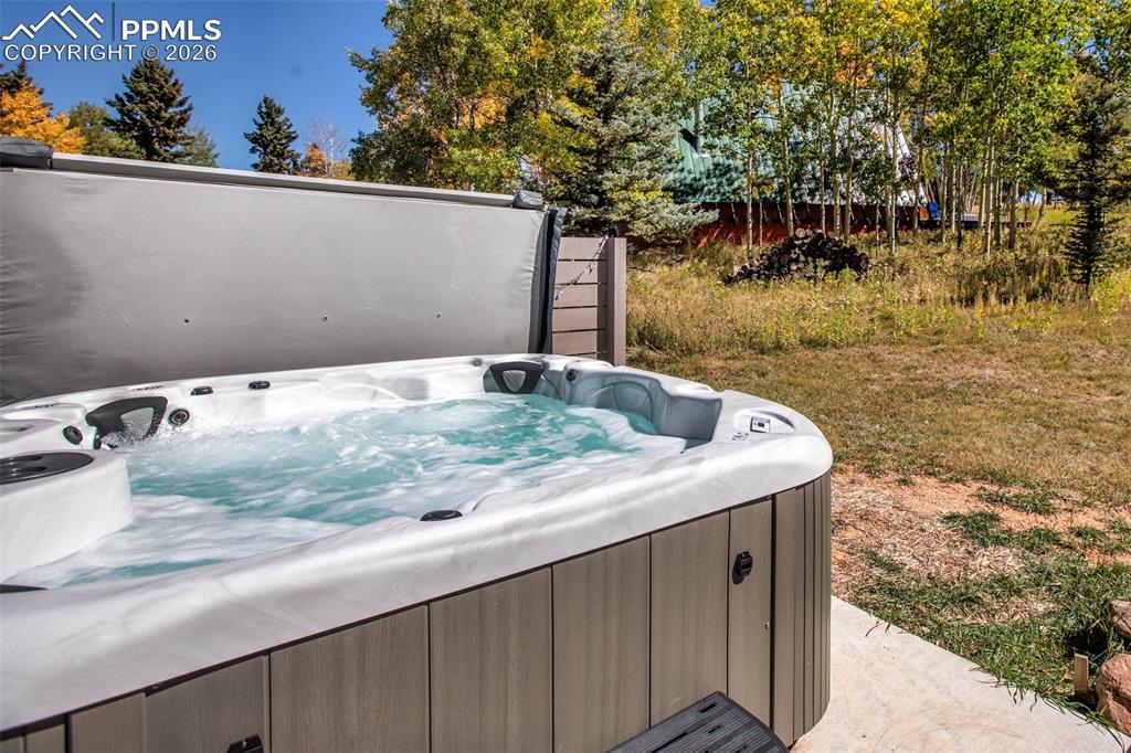 Image 4 of 34: Hot tub