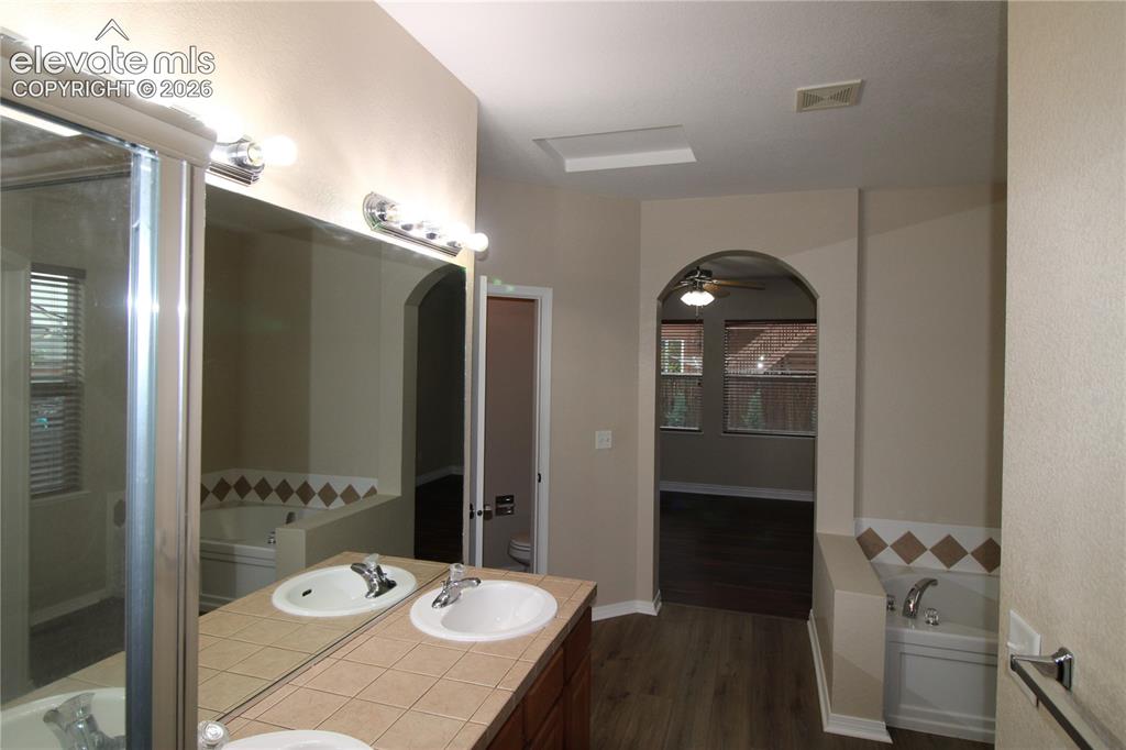 Image 12 of 33: Bathroom