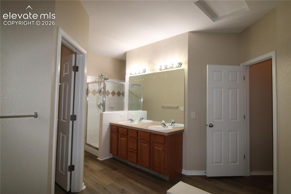 Image 14 of 33: Bathroom