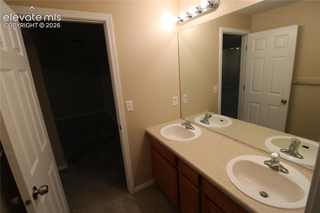 Image 19 of 33: Bathroom