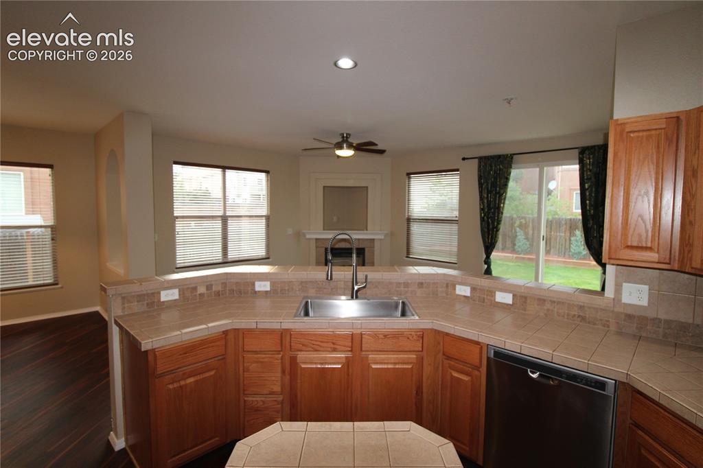 Image 5 of 33: Kitchen