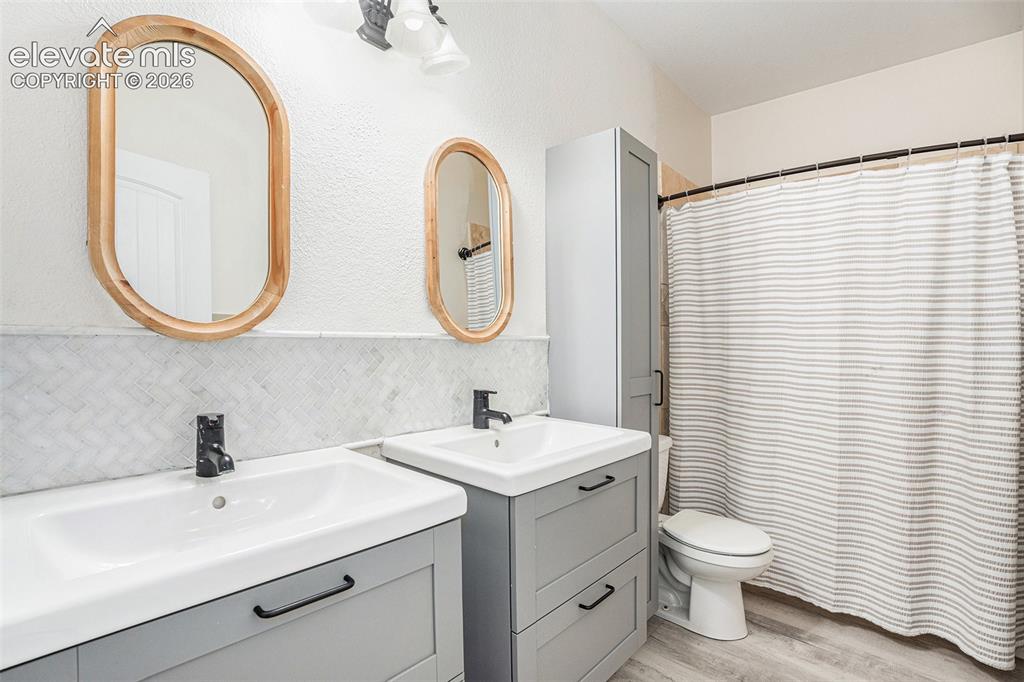 Image 19 of 31: Bathroom