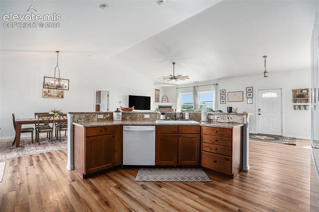Image 7 of 31: Kitchen