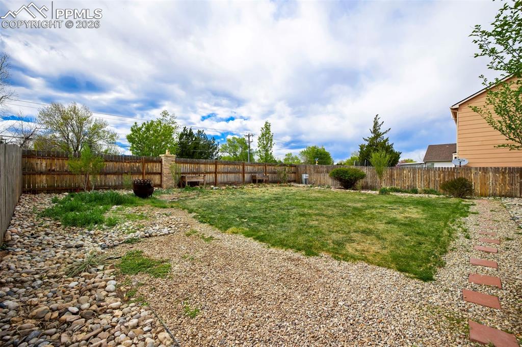 Image 31 of 43: Yard