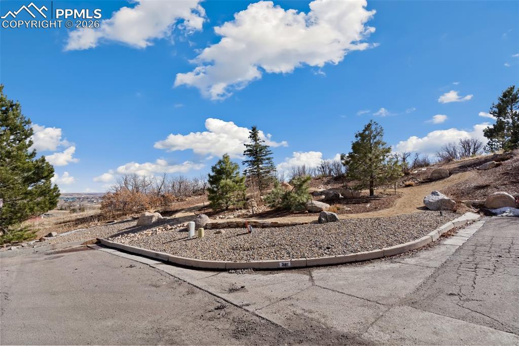 Image 18 of 19: Yard