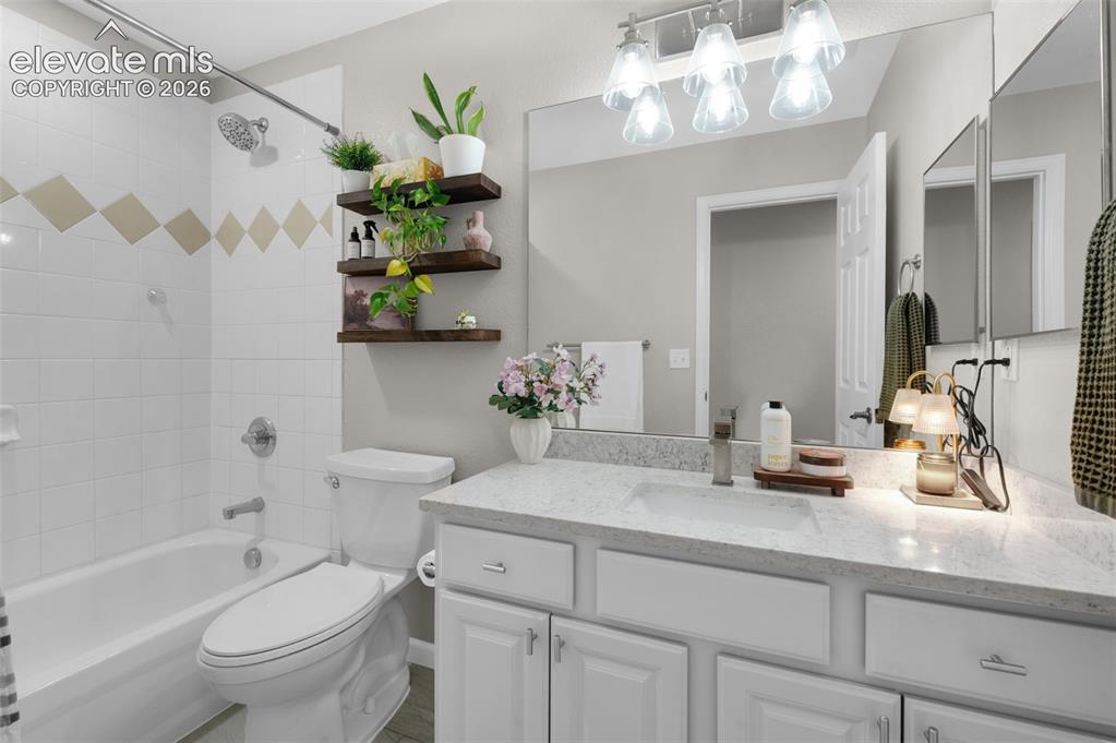 Image 18 of 35: Bathroom