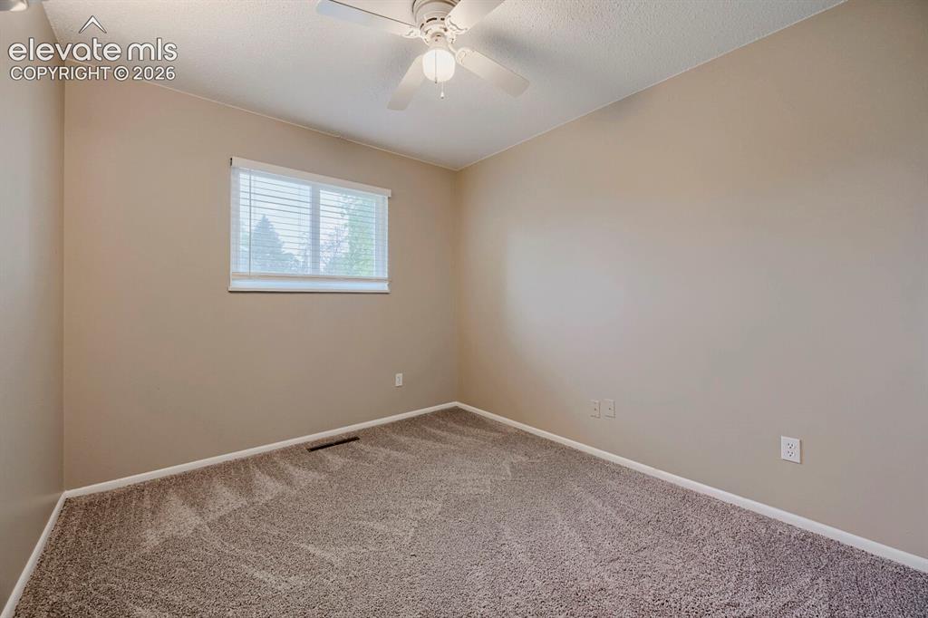 Image 18 of 31: Bedroom
