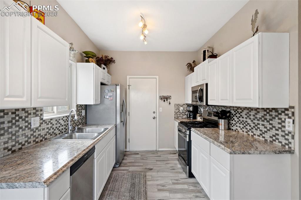 Image 10 of 37: Kitchen