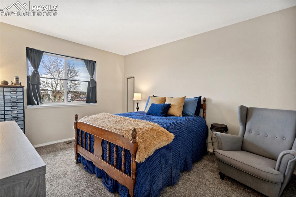 Image 17 of 37: Bedroom