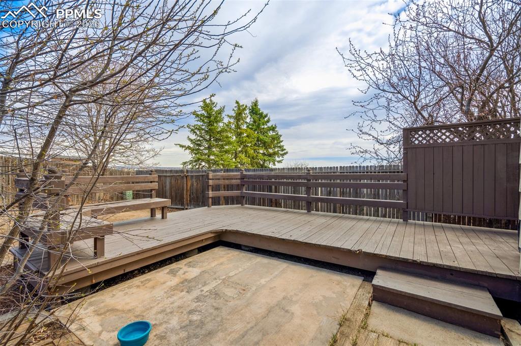 Image 26 of 37: Deck