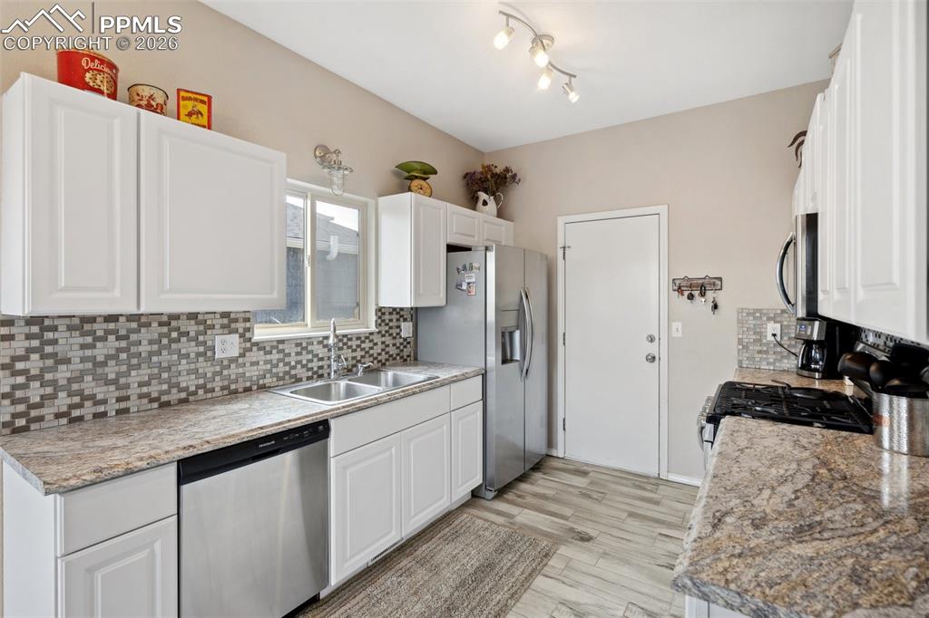 Image 9 of 37: Kitchen