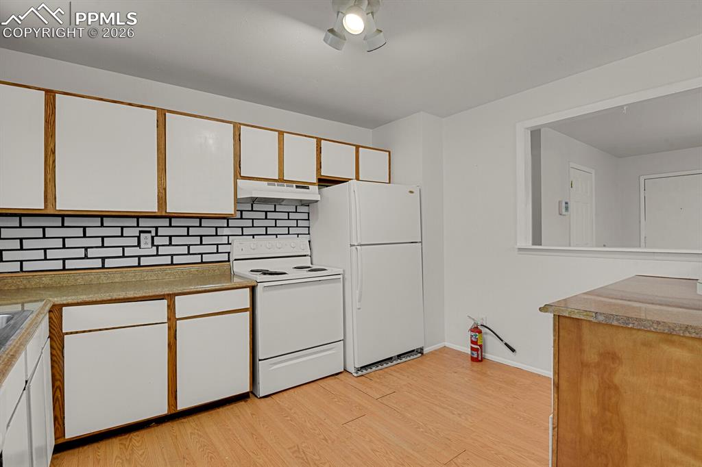 Image 9 of 29: Kitchen