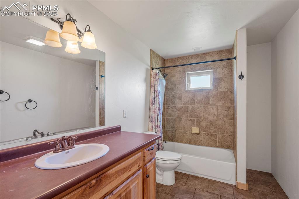 Image 12 of 15: Bathroom