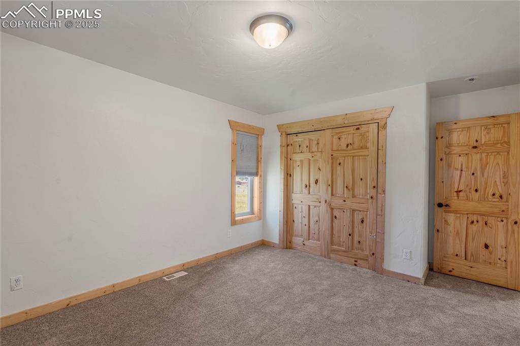 Image 13 of 15: Bedroom