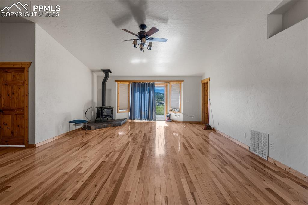 Image 4 of 15: Living Room