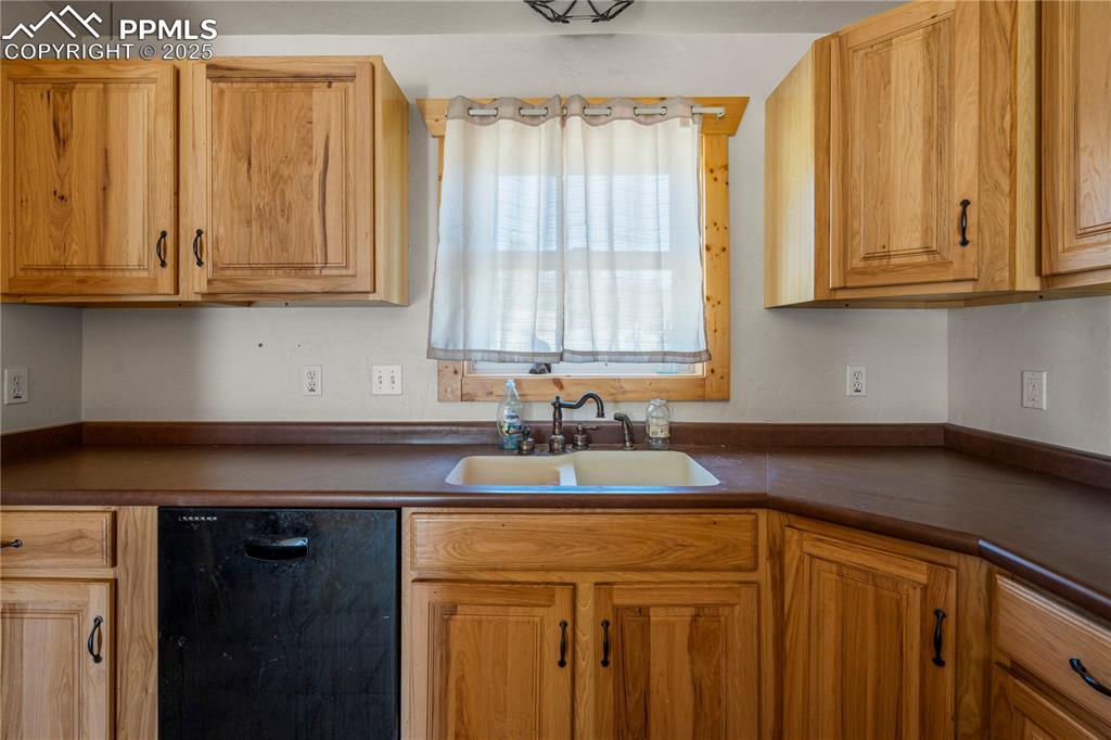 Image 8 of 15: Kitchen