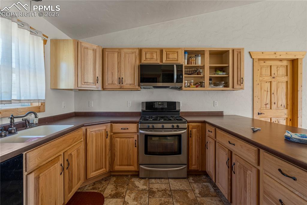 Image 9 of 15: Kitchen