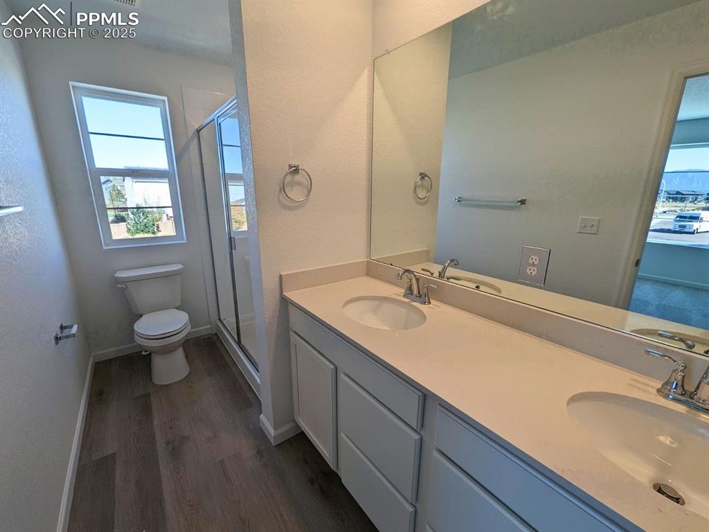 Image 8 of 12: Bathroom