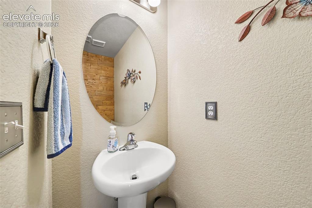 Image 7 of 32: Convenient main-level half bath, perfect for guests