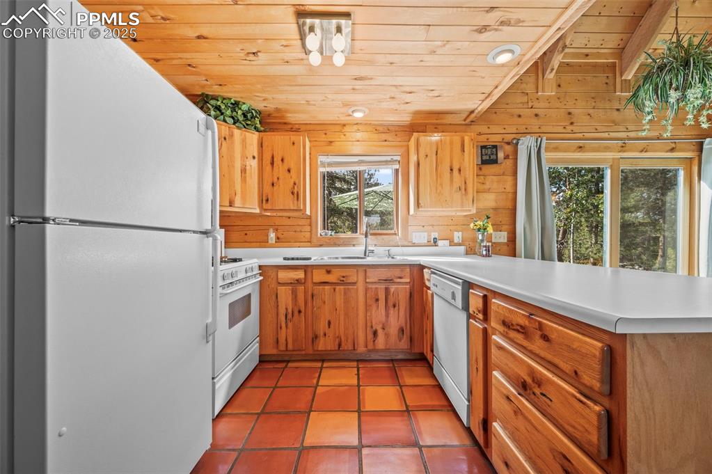 Image 12 of 39: Kitchen