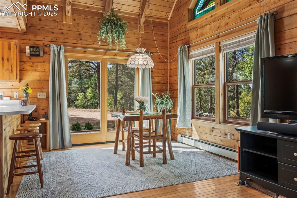 Image 13 of 39: Dining Area