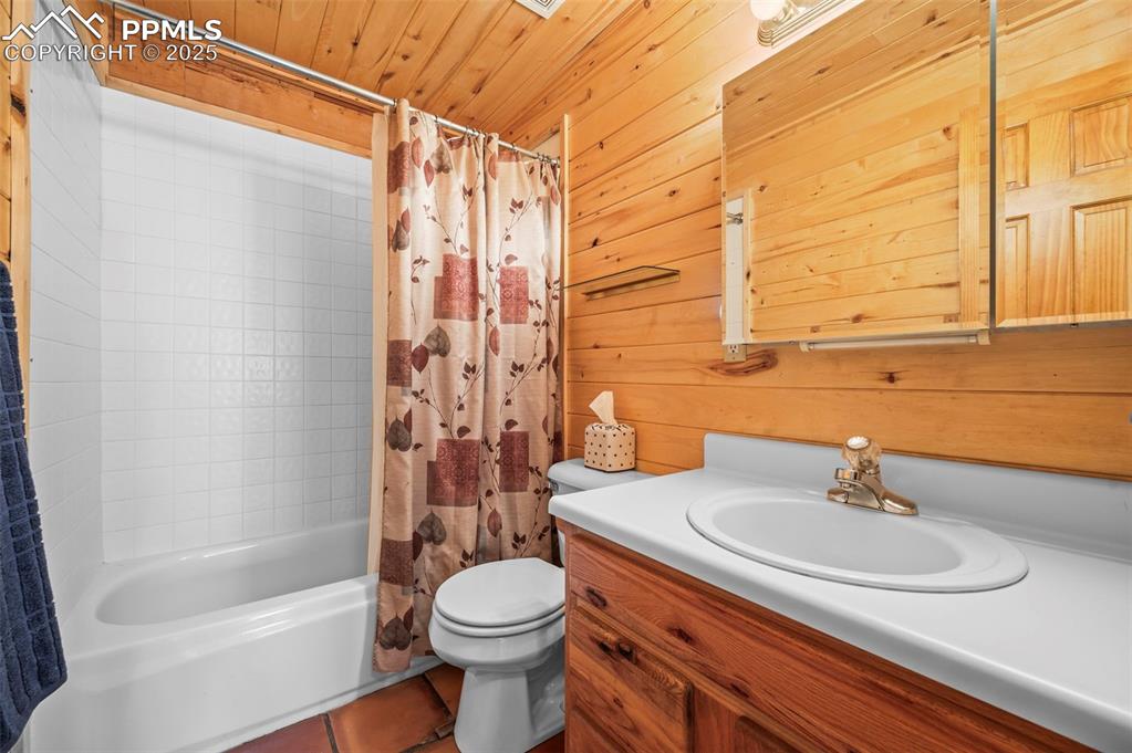 Image 16 of 39: Bathroom