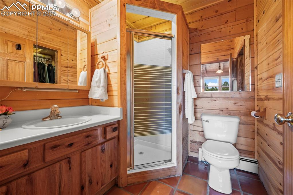 Image 23 of 39: Bathroom