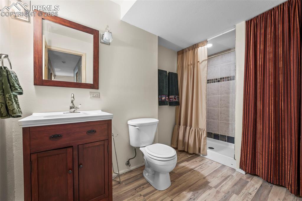 Image 29 of 39: Bathroom