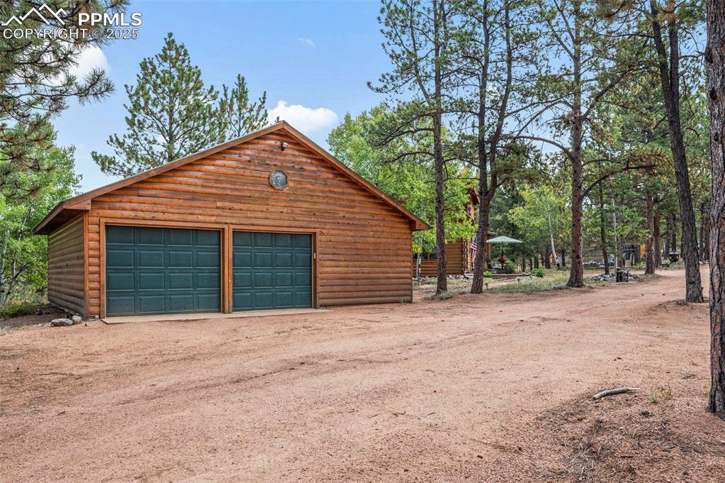 Image 34 of 39: Garage