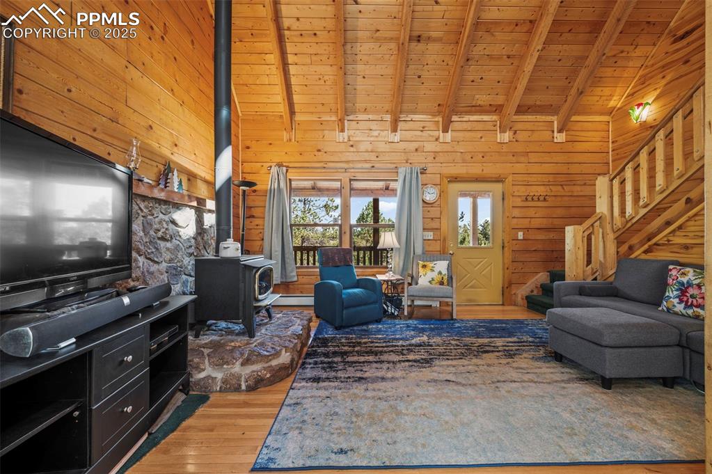 Image 7 of 39: Living Room