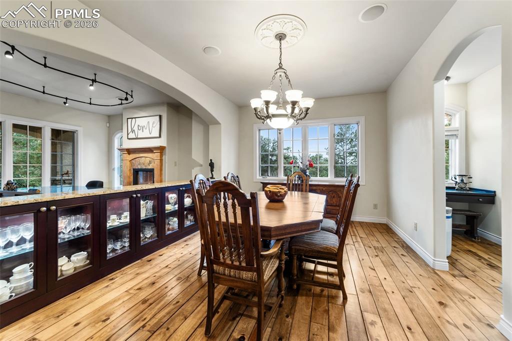 Image 10 of 50: Dining Area