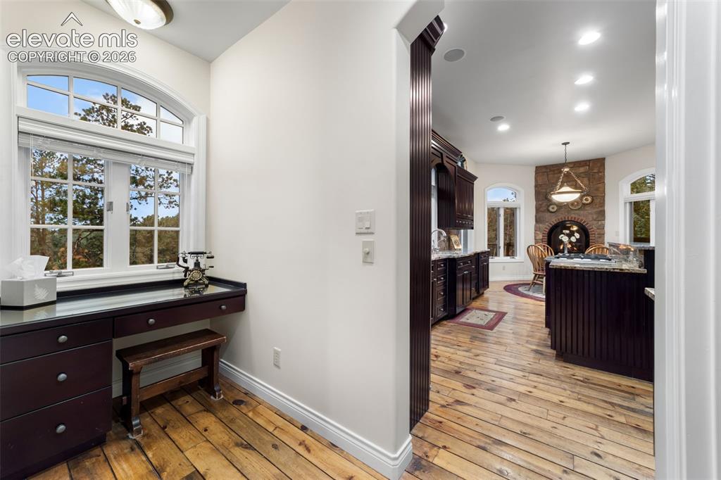 Image 10 of 50: Dining Area