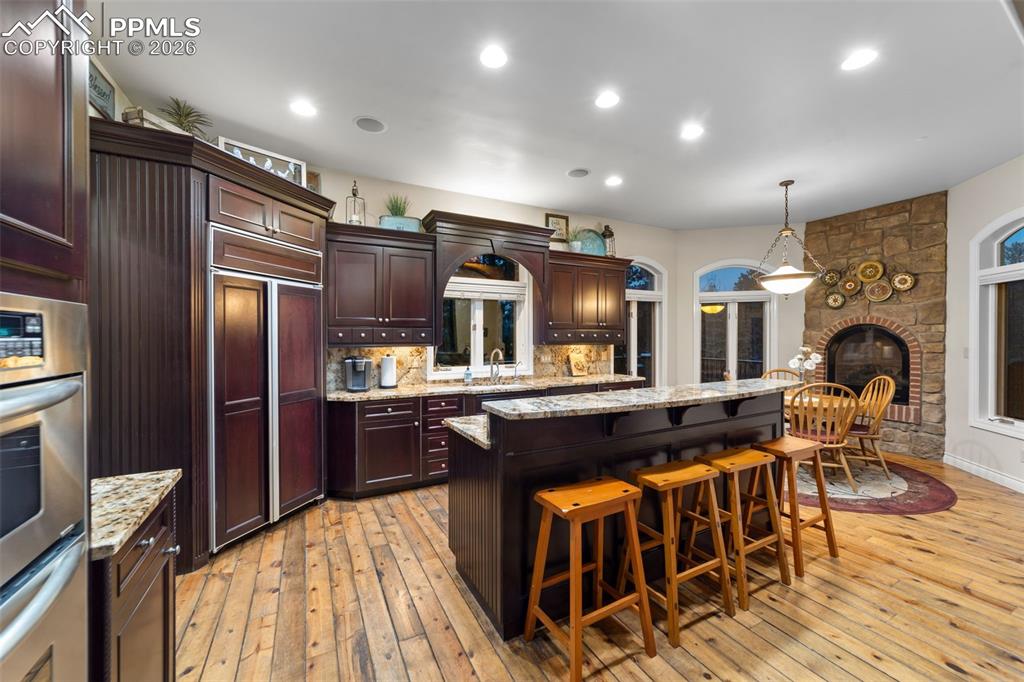 Image 13 of 50: Kitchen