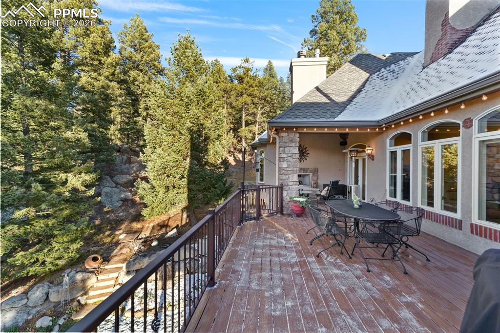 Image 17 of 50: Deck