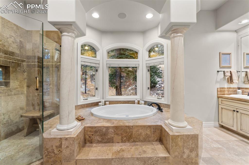 Image 23 of 50: Bathroom