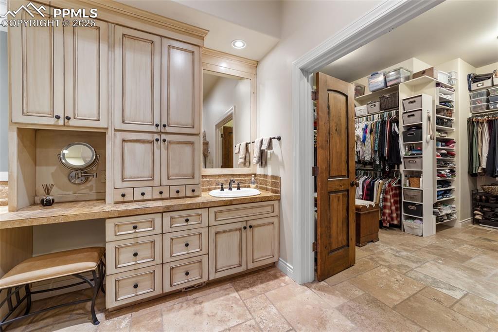 Image 24 of 50: Bathroom