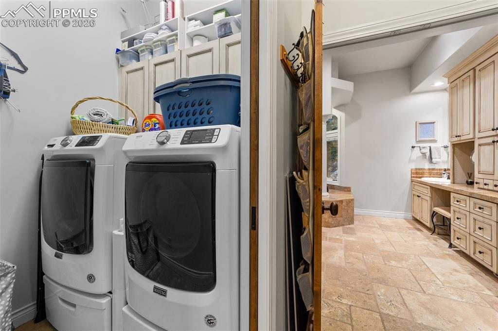 Image 25 of 50: Laundry