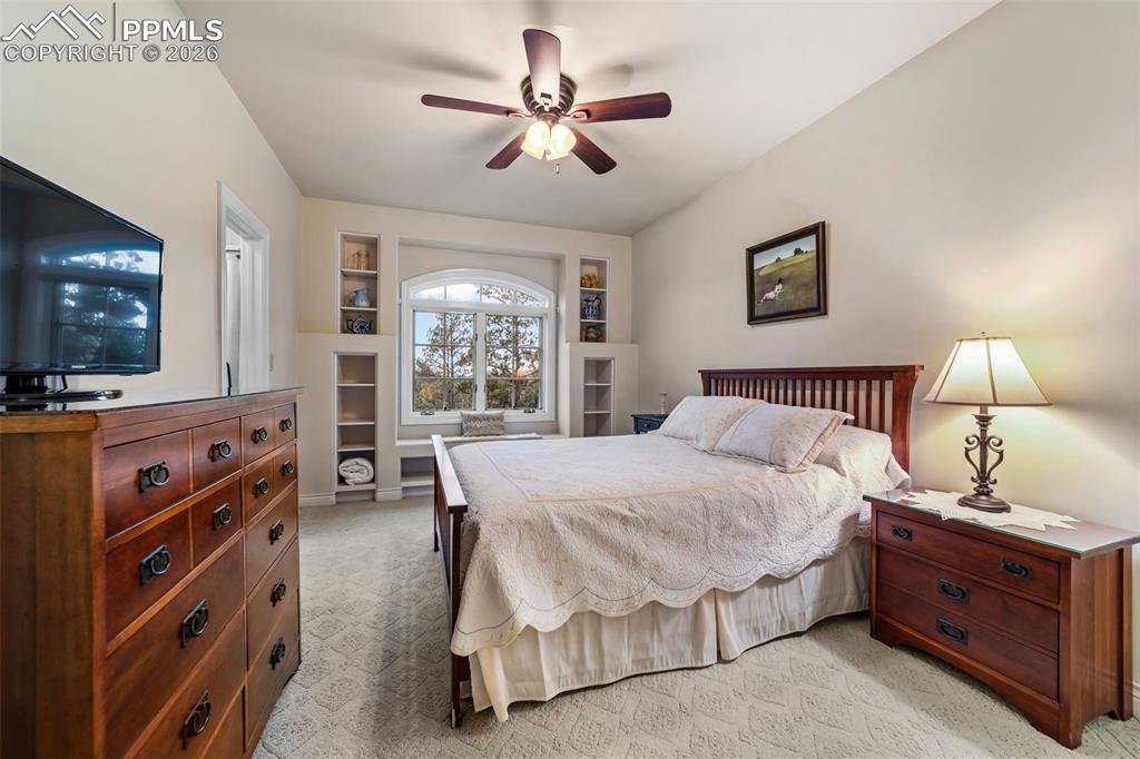 Image 32 of 50: Bedroom