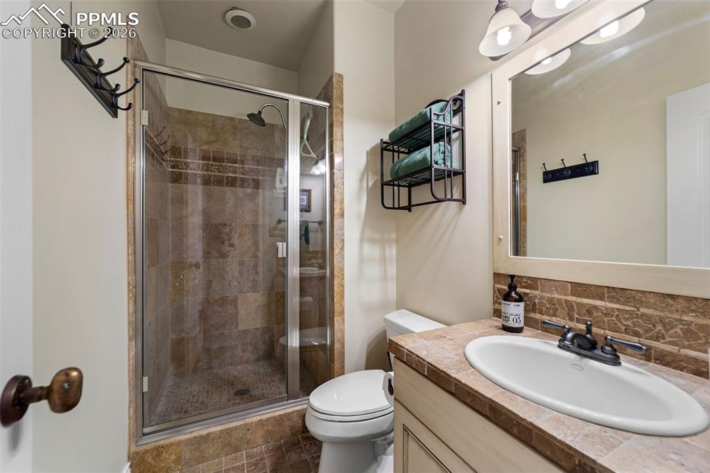 Image 33 of 50: Bathroom