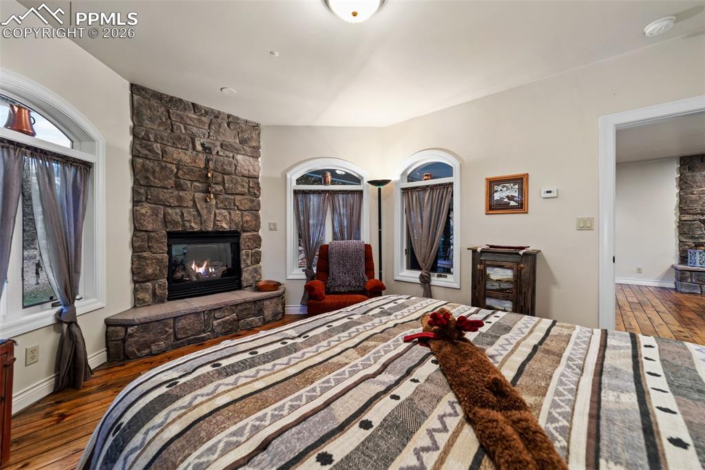 Image 38 of 50: Bedroom