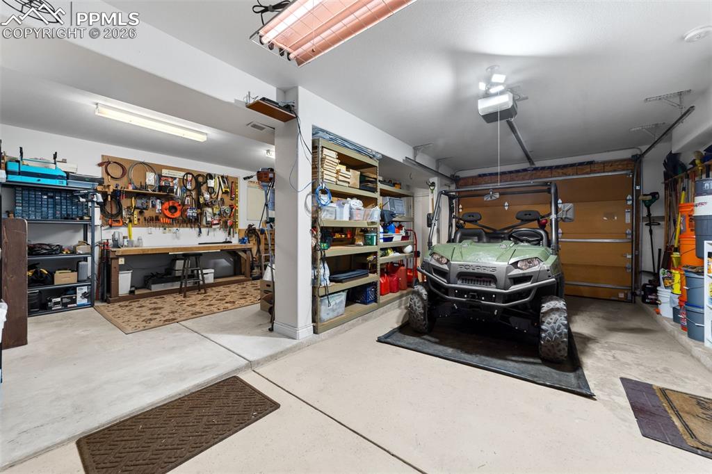 Image 43 of 50: Garage