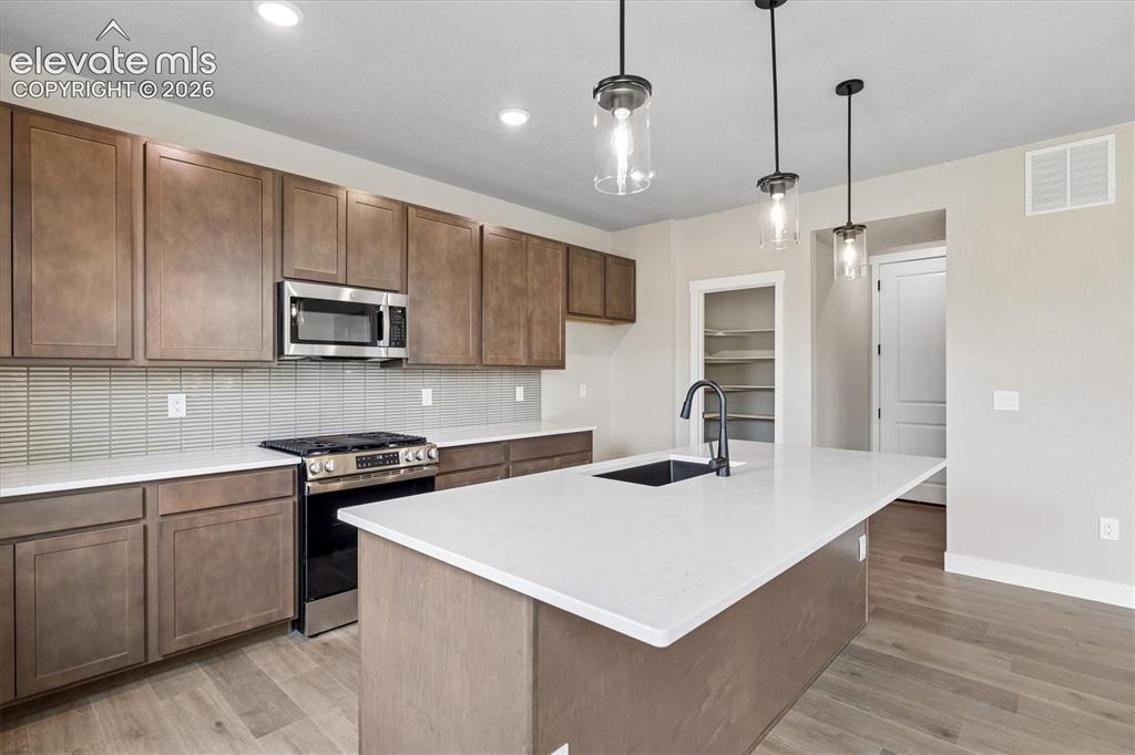 Image 4 of 24: Kitchen