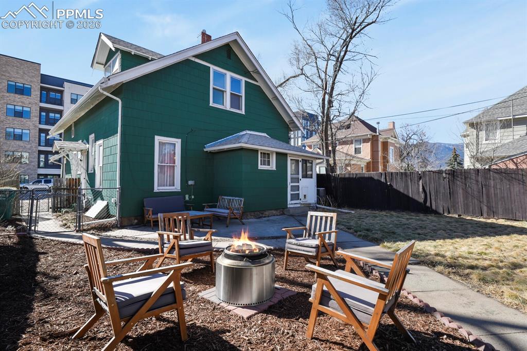 Caption: Located just minutes
from the heart of
downtown Colorado
Springs
