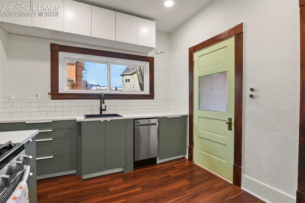 Image 6 of 34: Kitchen