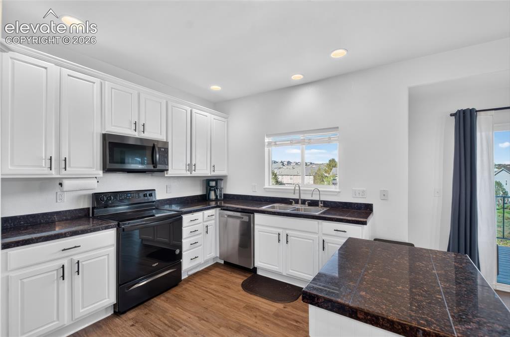 Image 10 of 44: Kitchen